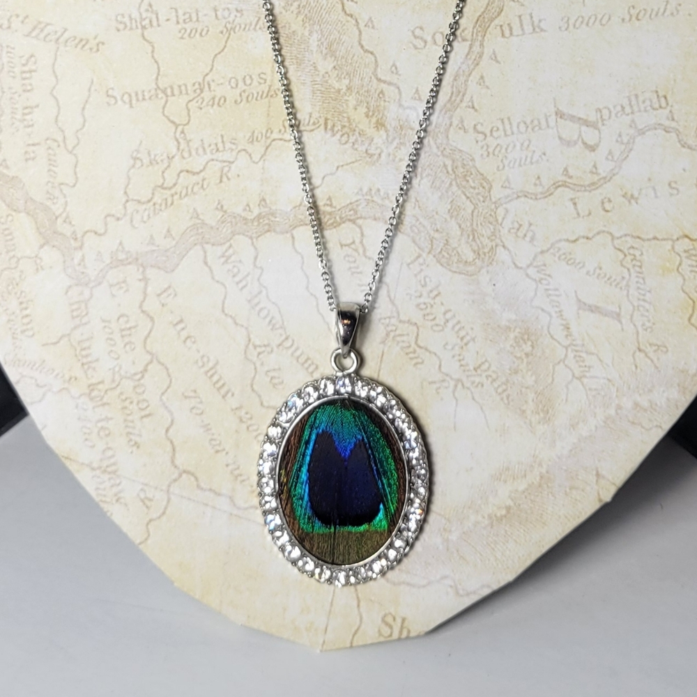 Peacock feather pendant on silvertone chain - Picture 2 of 5